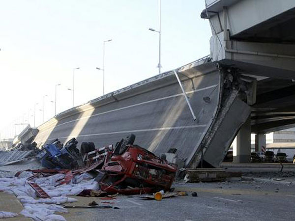 Cầu sập, xe tải nát vụn