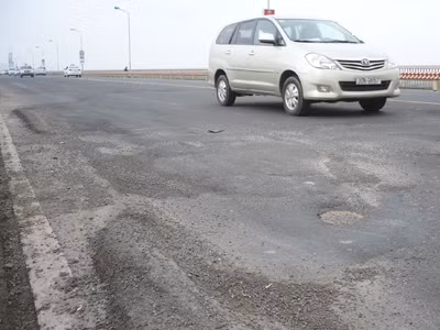 Đầu tư trên 100 tỷ đồng nhưng mặt cầu Thăng Long vừa sửa xong đã hỏng (ảnh minh họa) Ảnh: Trọng Đảng