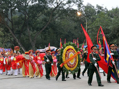 Dâng hương ở Đền Hùng trước giao thừa