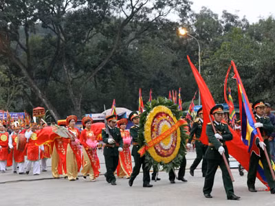 Dâng hương ở Đền Hùng trước giao thừa
