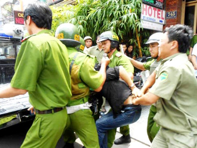 Clip vây bắt đối tượng cùng hung khí cố thủ trong khách sạn