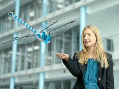 Chuồn chuồn máy vỗ cánh, bay như chuồn chuồn thật