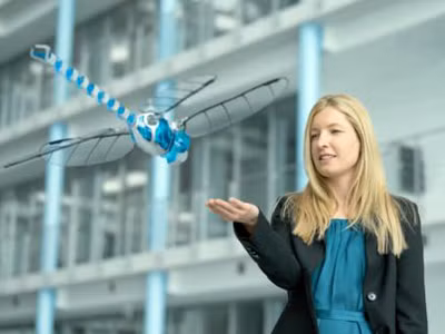 Chuồn chuồn máy vỗ cánh, bay như chuồn chuồn thật