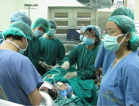 Chữa bệnh hiếm gặp bằng rửa phổi toàn bộ