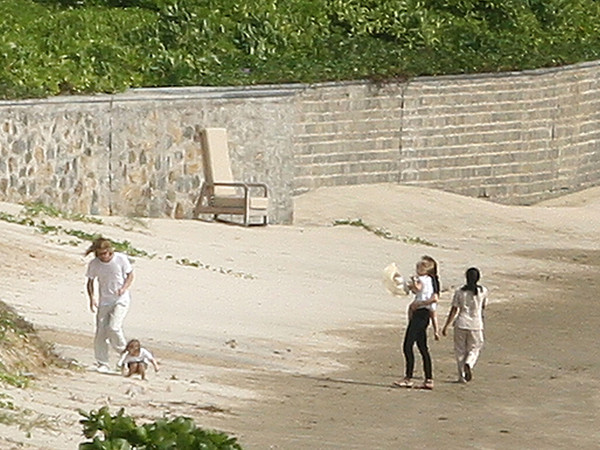 Gia đình ông bà Smith vui chơi bên bãi biển Ảnh: T.Th