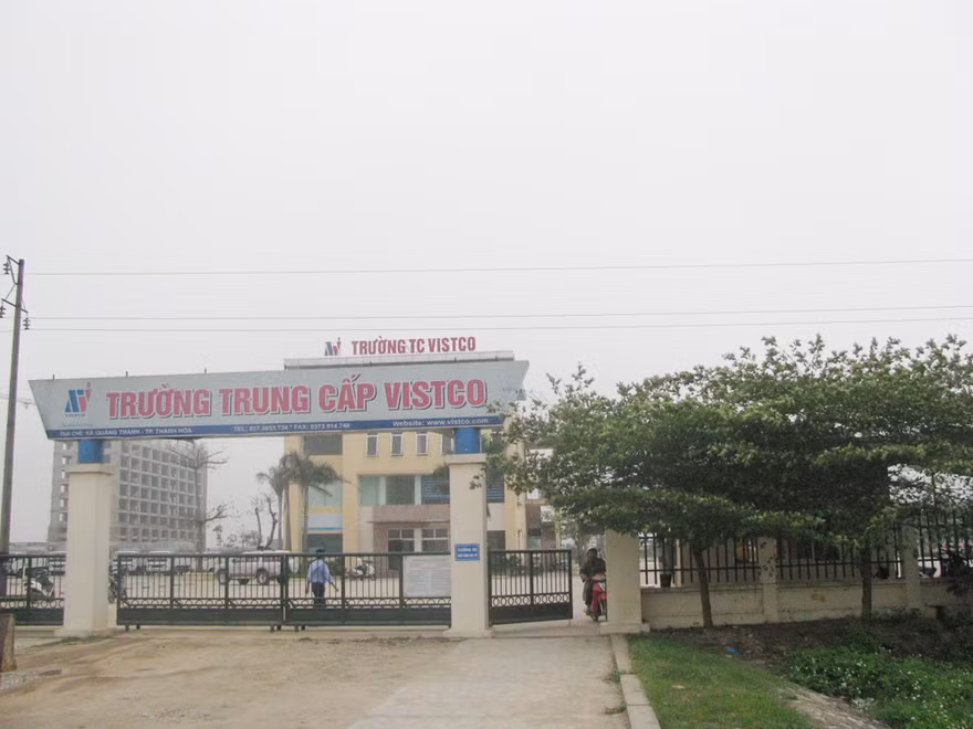 Thầy giáo nhập viện vì uống nhầm axit