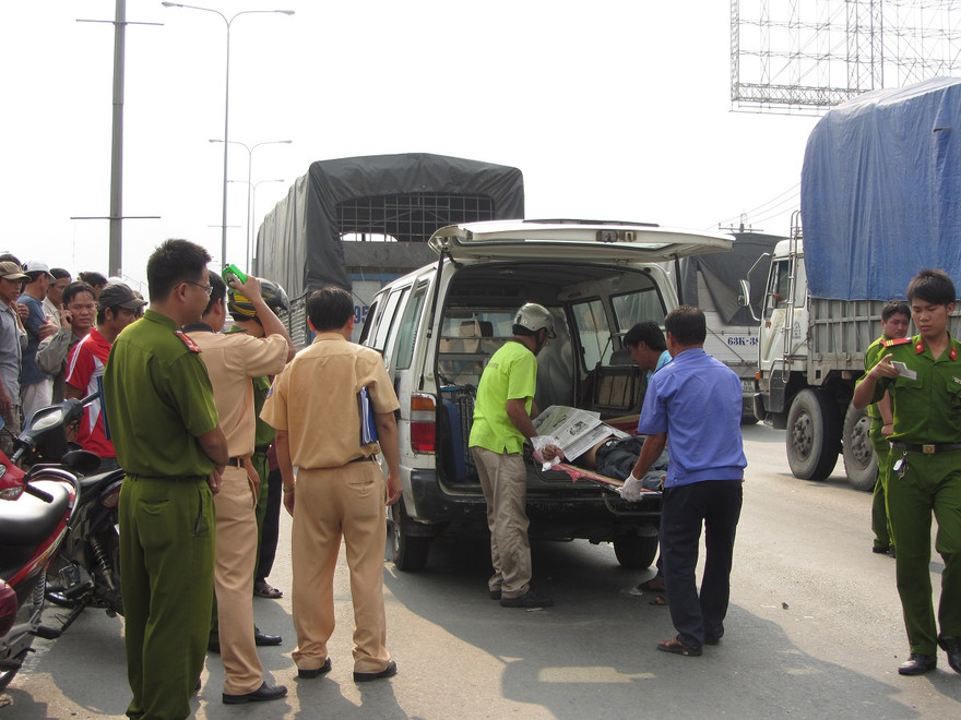 Nghe điện thoại khi sang đường, nam thanh niên bị xe tải cán