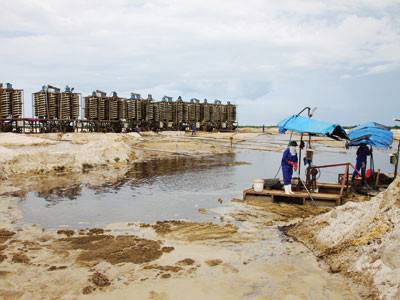 Khai thác khoáng sản vẫn 'tranh tối, tranh sáng'