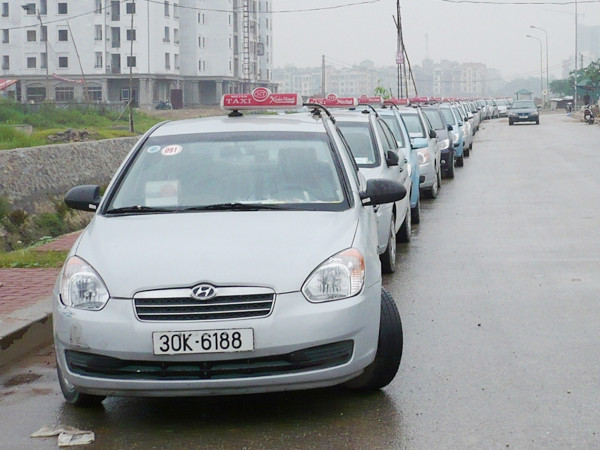 Theo chuyên gia, mỗi kilômét đường phải cõng 16 taxi là hậu quả của việc cấp phép ồ ạt Ảnh: Trọng Đảng