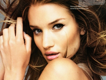 Rosie Huntington Whiteley: Không hở vẫn sexy!