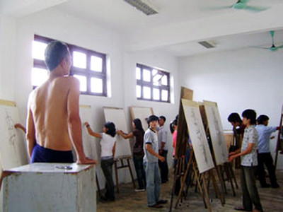 Người mẫu nam bán nude