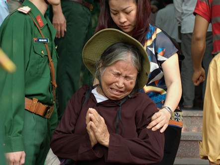 Đoàn người xếp hàng tới viếng Đại tướng Võ Nguyên Giáp