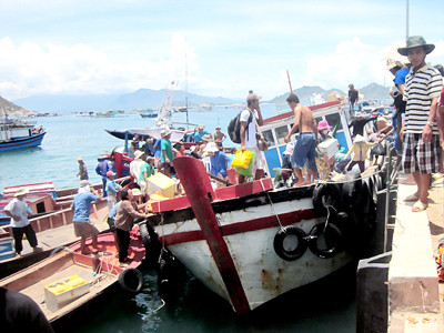 Tàu Hiệp Lực về bến, khách đã lên bờ hết nhưng vẫn nghiêng rất rõ