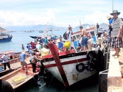 Tàu Hiệp Lực về bến, khách đã lên bờ hết nhưng vẫn nghiêng rất rõ