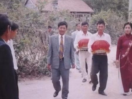 Gia đình bà Nguyễn Thị Bích Hạnh (người mặc áo dài) tiếp nhận lễ vật cầu hôn từ gia đình, họ hàng Phạm Mạnh Kỳ từ gần 10 năm trước nay lại kiện… để đưa con rể mình vào tù. (pháp luật & xã hội)