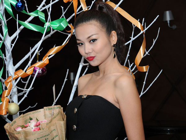 Thanh Hằng vai trần dự tiệc