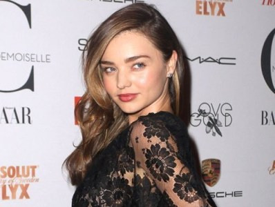 Miranda Kerr bất cẩn ‘lộ hàng’ vì diện váy sexy