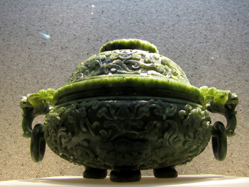 Đỉnh thời Nguyễn làm bằng ngọc xanh xám sẫm