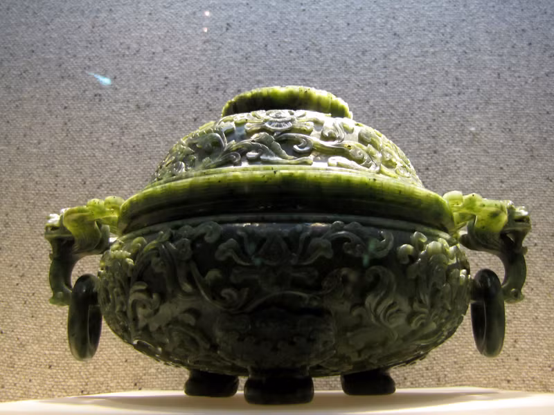 Đỉnh thời Nguyễn làm bằng ngọc xanh xám sẫm