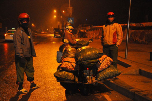 Mưu sinh trong đêm rét thấu xương ở Hà Nội