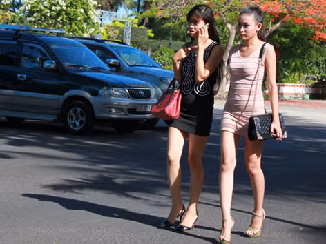 Tan mộng nữ hoàng biển, 'chân dài' gạt nước mắt về quê