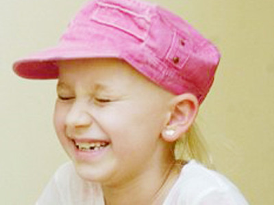 Bé gái cười liên tục ba tuần sau khi mổ não