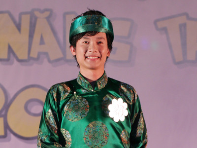 Nam sinh Lào áo the khăn xếp thi tài, sắc
