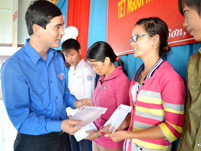 Anh Dương Văn An tặng quà cho học sinh nghèo Lý Sơn Ảnh: P.Đ