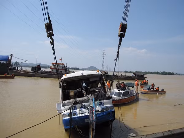 Gần chục giờ vớt chiếc xe định mệnh