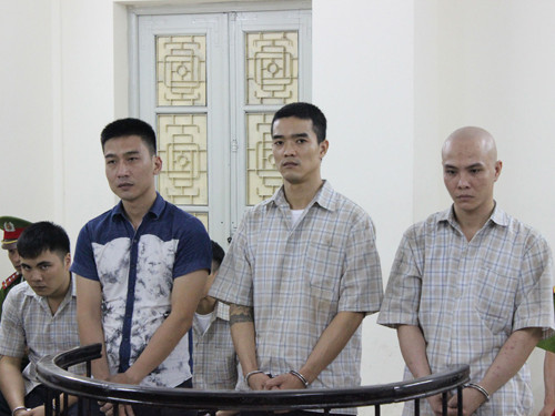 Va chạm trên bar, vác AK truy sát