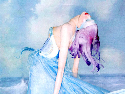 Chân dài 9X Karlie Kloss ngọt hơn cả kẹo