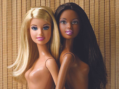 Búp bê Barbie và nguy cơ quấy rối trẻ em