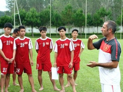 'Cầu thủ U19 thuộc học viện của tôi phải học đại học'