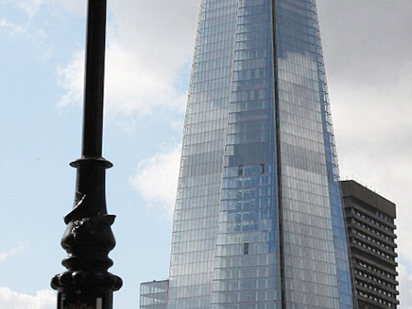 Tòa nhà chạm mây ở xứ sở sương mù