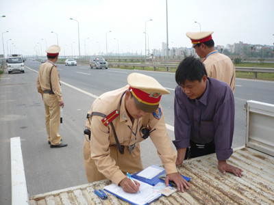 Bí mật giám sát cảnh sát vẫy xe
