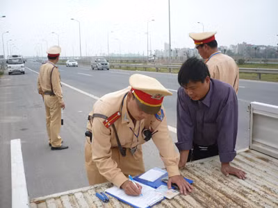 Bí mật giám sát cảnh sát vẫy xe