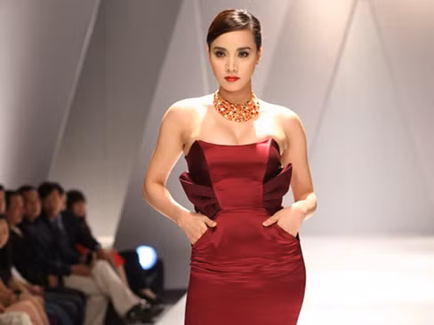 Trang Nhung mải khoe ngực, lộ 'vai u thịt bắp'