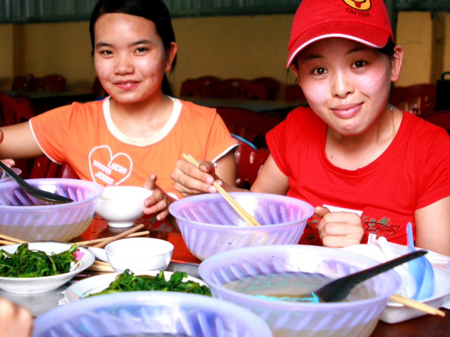 Thí sinh với cơm canh rau muống nhưng vẫn tươi cười