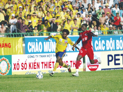 Đồng Tháp không dễ bị B.BD (đỏ) khuất phục. Ảnh: Tường Vũ