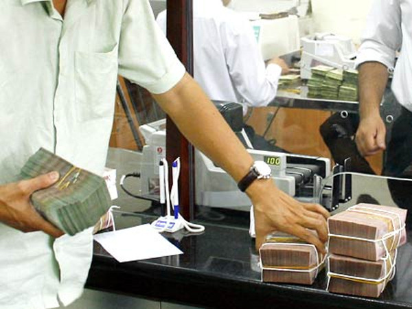 Tăng trưởng tín dụng âm, ngân hàng vẫn lời nghìn tỷ