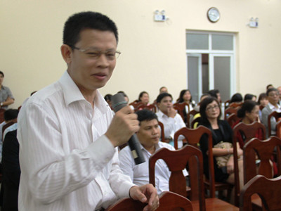 Ngân hàng “dài cổ” chờ khách