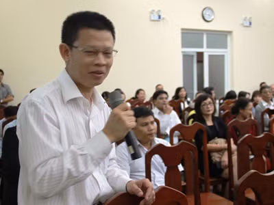 Ngân hàng “dài cổ” chờ khách