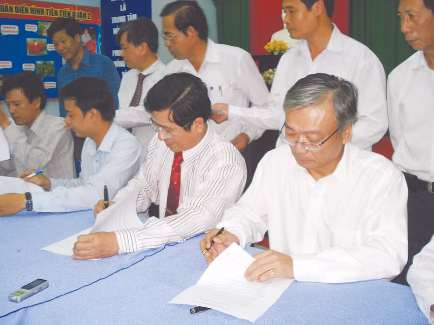 Tổng Giám đốc Vedan Yang Kun Hsiang (ngồi ngoài cùng bên phải) ký thỏa thuận với đại diện 839 hộ dân huyện Cần Giờ	Ảnh: MN