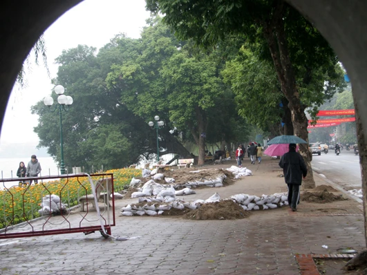 Hồ Gươm 'xấu xí' sau điểm hẹn phố và hoa