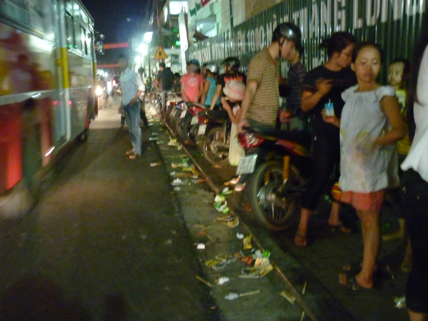 Người ăn kem vô tư xả rác