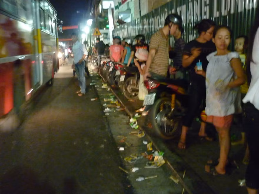 Người ăn kem vô tư xả rác