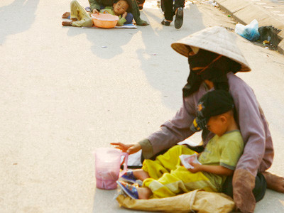 Trẻ lang thang đường phố: Rủi ro nhiều, nguy cơ lắm