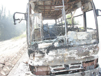 Xe khách đang chạy, bốc cháy đùng đùng