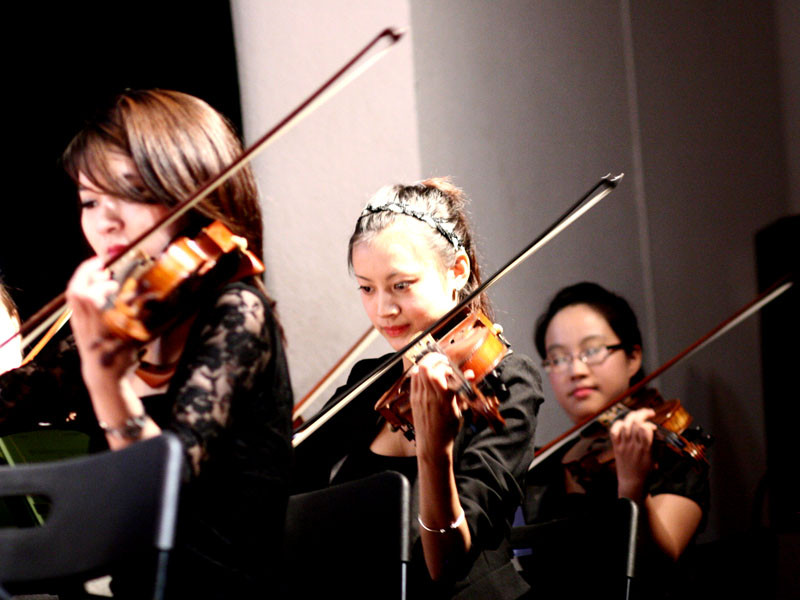 Cận cảnh 9x "cạn mình" trong đêm nhạc giao hưởng