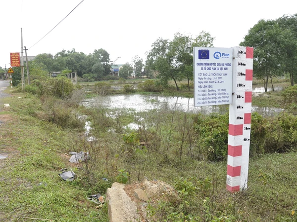 Cột báo lũ ở xã Gio Hải